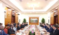Vietnamese, Singaporean Party officials hold talks