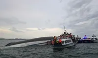 Authorities race to rescue victims of tourist boat sinking in Ha Long Bay
