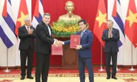 Top Vietnamese, Cuban leaders witness exchange of cooperation documents