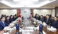 Top Vietnamese legislator holds talks with Speaker of Malaysian House of Representatives