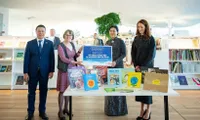 Party leader’s spouse presents Vietnamese bookcase to Helsinki Central Library Oodi