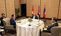 Vietnamese PM holds working breakfast with Cambodian, Lao counterparts