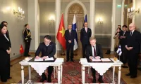 Vietnamese, Finnish leaders witness signing of cooperation documents