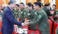 Party chief meets with outstanding individuals joining grassroots security and order protection