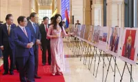 VNA launches photo display of Viet Nam-Laos ties in Vientiane
