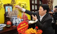 State President offers incense in tribute to late Party, State leaders