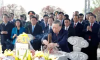 Party chief offers incense in tribute to late Party General Secretaries in Ha Tinh
