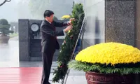 Top Lao leader pays tribute to President Ho Chi Minh