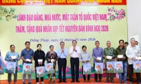 NA Chairman presents gifts to policy beneficiaries in Dong Thap province