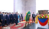 Vietnamese Party leader lays wreaths at several monuments in Phnom Penh