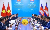 Vietnamese, Cambodian PMs discuss ways to further promote bilateral ties