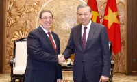 Top leader receives special envoy of Cuban Party and State
