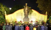 Party leader offers incense at Ly Thai To Monument, extends Tet greetings to Hanoi residents