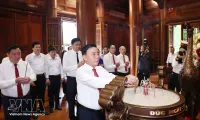 Party Secretariat’s permanent member pays tribute to President Ho Chi Minh in Nghe An