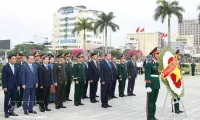 Party General Secretary, State President offers incense in tribute to fallen heroes in Da Nang