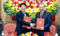 Task handover ceremony held between Party General Secretary, State President To Lam and former State President Luong Cuong