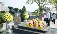 Top leader pays tribute to late Party General Secretary Ha Huy Tap in Ha Tinh province