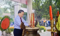 Top leader offers incense at Hill 82 Tan Bien Martyrs’ Cemetery