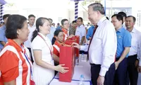 Party General Secretary and State President meets workers in Ho Chi Minh City