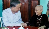 Party General Secretary and State President visits former leaders, Heroic Vietnamese Mother