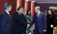 Top leader meets families of Vietnam-China friendship contributors in Beijing