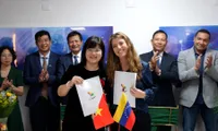 VTV’s International Programs   Department and TeleSUR sign a cooperation agreement
