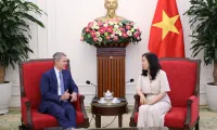 Vietnam, CNN discuss media cooperation, promotion for APEC 2027