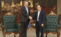 Vietnam extends all possible support to reputable int’l education establishments: Deputy PM