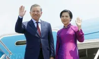 Top leader leaves Hanoi for official visit to Thailand