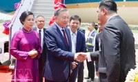 Top Vietnamese leader begins official visit to Thailand