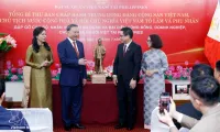 Party and State leader meets Vietnamese community in Philippines