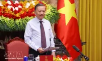 Top leader calls on the press to continue accompanying nation in new development phase