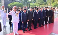Party and State leaders pay tribute to heroic martyrs, President Ho Chi Minh