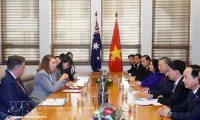 Top leader meets with Australian Senate President, House Speaker