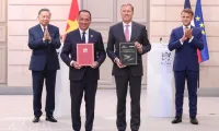 Vietnamese, French leaders witness exchange of cooperation documents