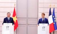 Top Vietnamese leader, French President meet press ahead of talks in Paris