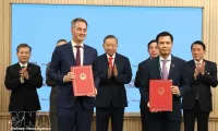 Vietnam exchanges cooperation documents with UN development agencies