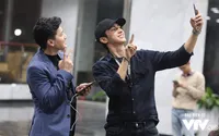 Hai hot boy "Tình khúc Bạch Dương" tung hứng ở hậu trường buổi tập Táo quân 2018 Hai hot boy "Tình khúc Bạch Dương" tung hứng ở hậu trường buổi tập Táo quân 2018