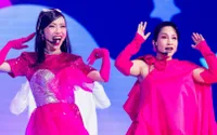 Diva Mỹ Linh nhận Diệu Nhi là “thầy”, chăm chú nghe đàn em chỉ dẫn Diva Mỹ Linh nhận Diệu Nhi là “thầy”, chăm chú nghe đàn em chỉ dẫn