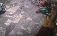 Đang ngồi bán vé số, người phụ nữ bị chồng dùng hung khí tấn công Đang ngồi bán vé số, người phụ nữ bị chồng dùng hung khí tấn công