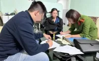 Bắt quả tang cặp vợ chồng mua bán ma tuý Bắt quả tang cặp vợ chồng mua bán ma tuý