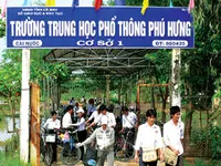 4 học sinh nghèo trả lại tiền cho người đánh rơi