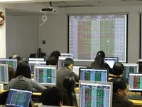 Foreign divestments still hitting VN shares