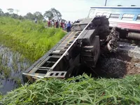 Tàu hỏa va chạm xe tải, hai toa tàu bị lật, một người tử vong