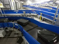 Bắt giữ hai nhân viên bốc xếp ở sân bay trộm điện thoại của hành khách
