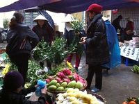 Hà Nội: Hoa quả, thực phẩm tăng giá dịp cận Tết