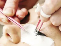 Cấy l&ocirc;ng mi l&agrave;m hại mắt