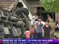 Nghệ An: Xe tải mất lái, đâm sập nhà dân