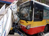 Hà Nội: Lái xe ngủ gật, xe buýt đâm vào hàng chục xe máy