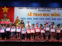 Bình Phước: Trao 374 học bổng “Học sinh, sinh viên vượt khó học tốt”